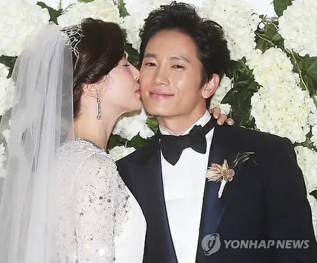 結婚式を前に記者会見に臨んだ俳優チソンと女優イ・ボヨン