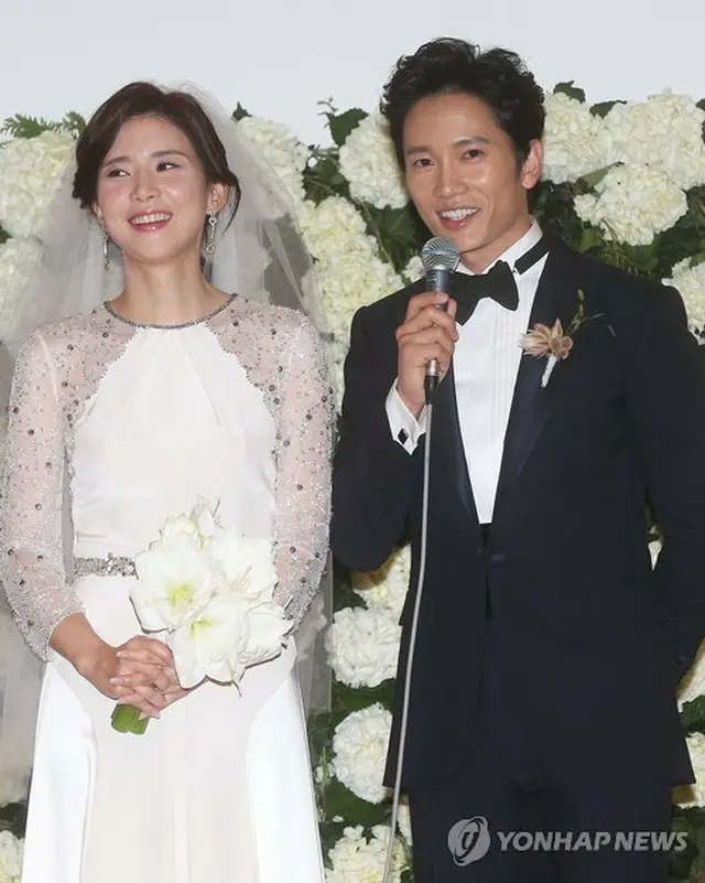 結婚式を前に記者会見に臨んだ俳優チソンと女優イ・ボヨン