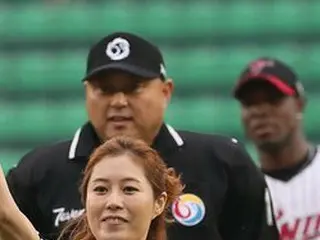 プロ野球ネクセンVSLGの競技前に始球式に臨んだ女優ムン・ソリ