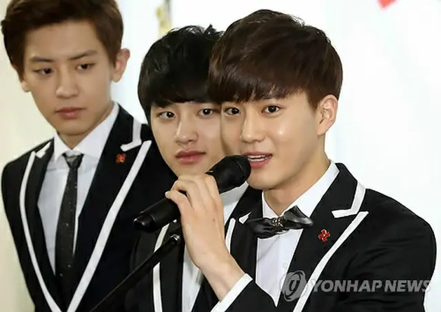 ユ・ジュングン大韓赤十字社総裁から表彰を受けた「EXO-K」