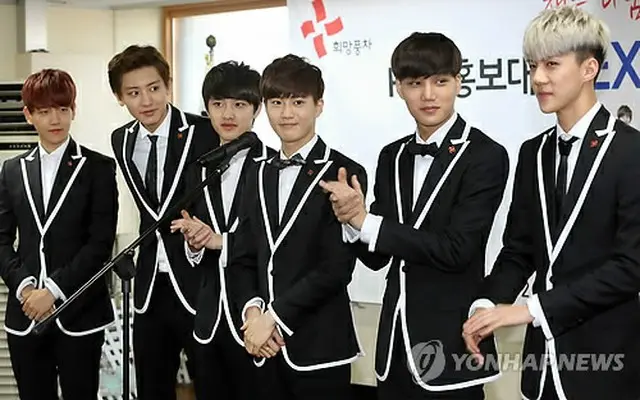 ユ・ジュングン大韓赤十字社総裁から表彰を受けた「EXO-K」