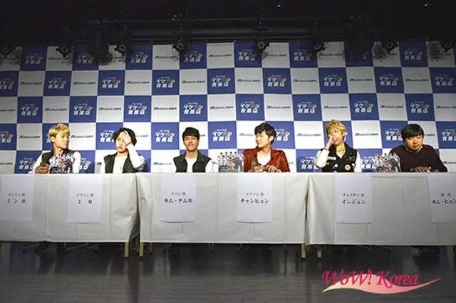 左からミンホ（SHU-I）、ミカ（大国男児）、キム・ナムホ、チャンヒョン（SHU-I）、インジュン（大国男児）、キム・ヒョンウ監督
