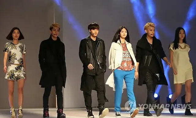 F/W 2014 ソウルファッションウィークでステージに立った「EXO」