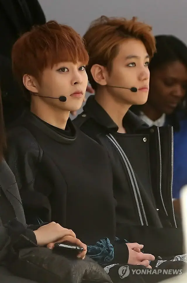 ステージを観覧するXIUMINとBAEK HYUN