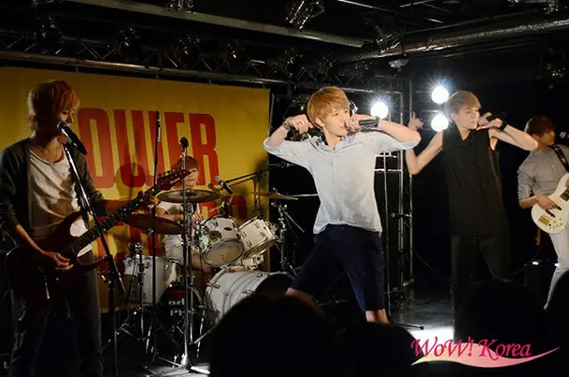 左からヨンジュン(Guitar)、ヒョソク(Drum)、ハンビョル(Main Vocal)、ギュミン(Vocal & Rap)、グァンヨン(Bass)