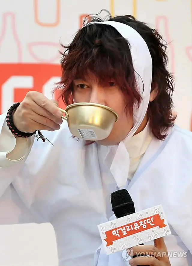 マッコリを試飲するキム・ジャンフン