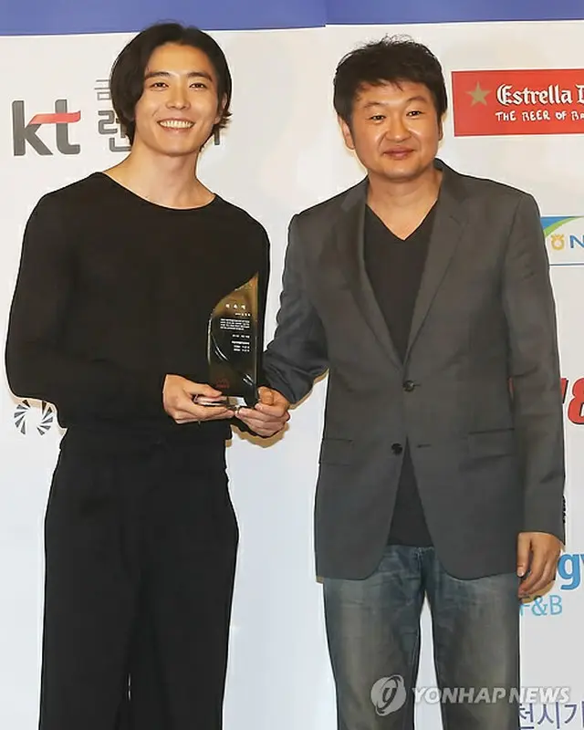 俳優キム・ジェウク（左）