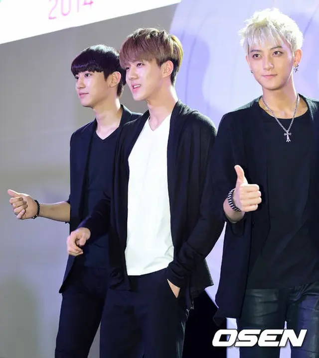 左からSEHUN、CHANYEOL、TAO