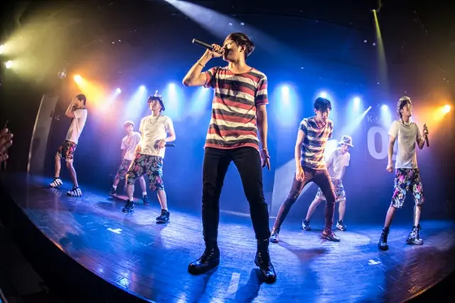 「WAZZ UP」と「BIGSTAR」のコラボステージ(画像提供:スターダスト音楽出版)