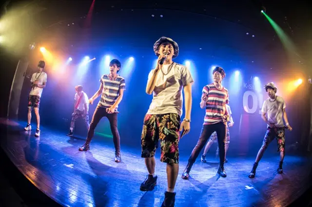 「WAZZ UP」と「BIGSTAR」のコラボステージ(画像提供:スターダスト音楽出版)