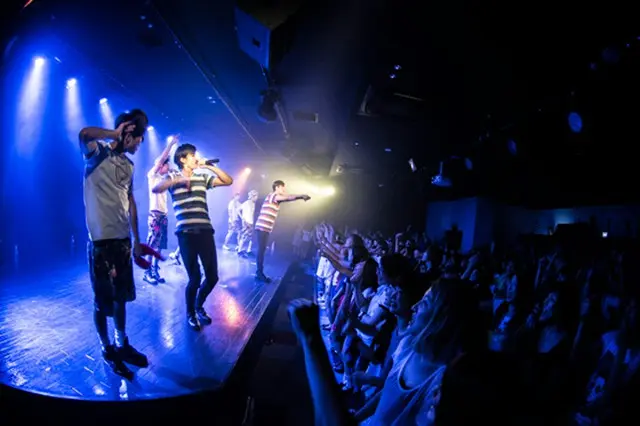 「WAZZ UP」と「BIGSTAR」のコラボステージ(画像提供:スターダスト音楽出版)