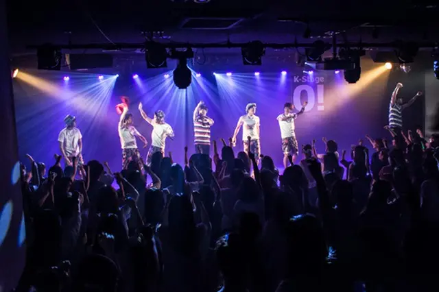 「WAZZ UP」と「BIGSTAR」のコラボステージ(画像提供:スターダスト音楽出版)