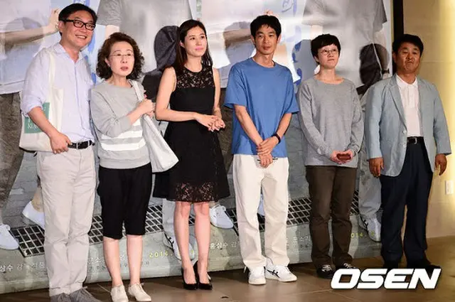 左からキム・イソン、ユン・ヨジョン、ムン・ソリ、加瀬亮、ソ・ヨンファ、ホン・サンス監督