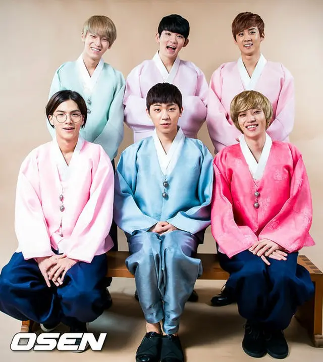 「TEENTOP」後列左からL.Joe、Ricky、チョンジ、前列左からC.A.P、チャンジョ、ニエル