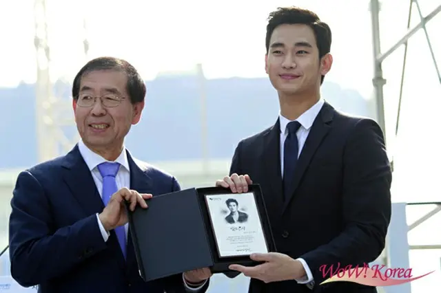 俳優キム・スヒョン（右）