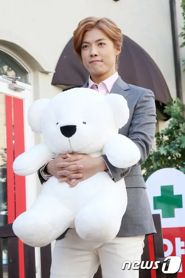 脱毛治療剤「マイノクシルS」の広告撮影に登場したKangNam（M.I.B）