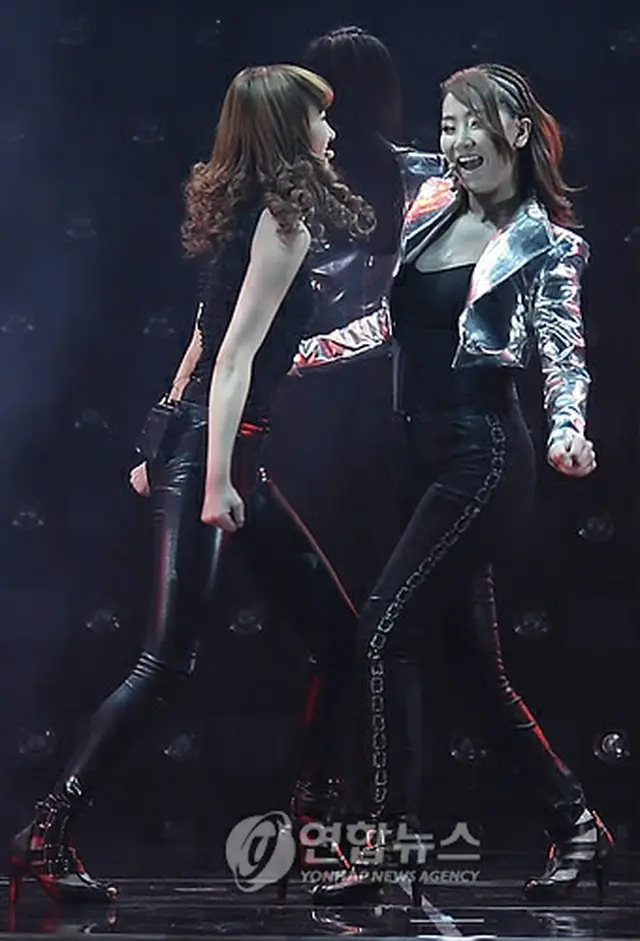 ダンスを披露するソンミとイェウン