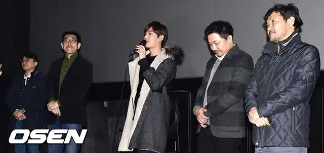 映画「江南1970」の舞台あいさつに出席した俳優イ・ミンホ(中央)
