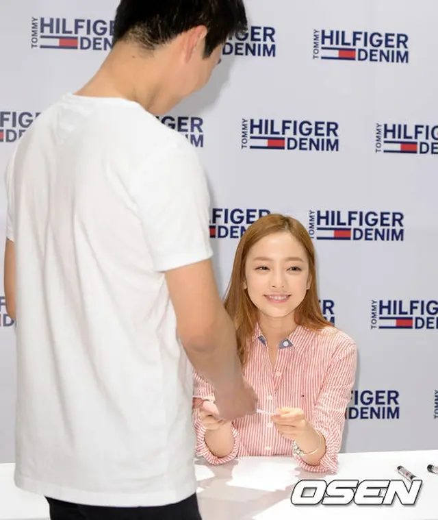 「TOMMY HILFIGER DENIM」ロッテ百貨店蚕室店でサイン会を開いたハラ(KARA)