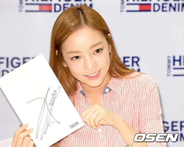 「TOMMY HILFIGER DENIM」ロッテ百貨店蚕室店でサイン会を開いたハラ(KARA)