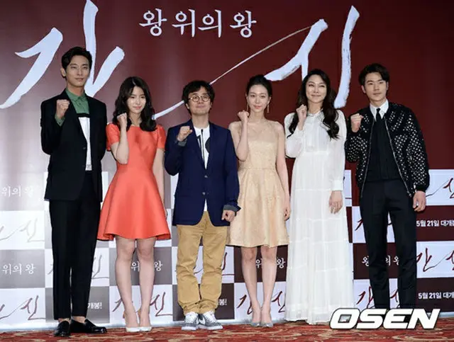 左から俳優チュ・ジフン、女優イム・ジヨン、ミン・ギュドン監督、女優イ・ユヨン、女優チャ・ジヨン、俳優キム・ガンウ