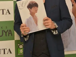 ユナク（超新星）、ソロ写真集「Y」発売記念握手会を開催