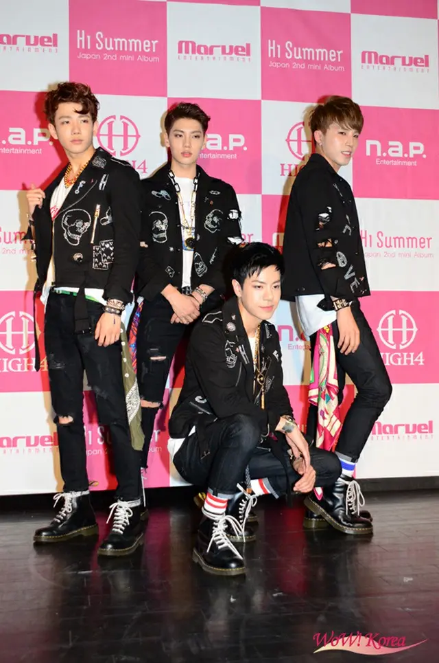 「HIGH4」立ち左からミョンハン、ヨンジュン、ソング、座りアレックス