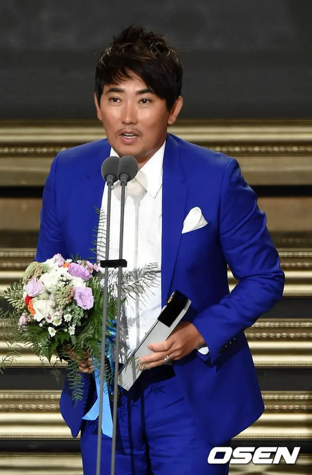文化芸術賞を受賞した歌手イ・スンチョル