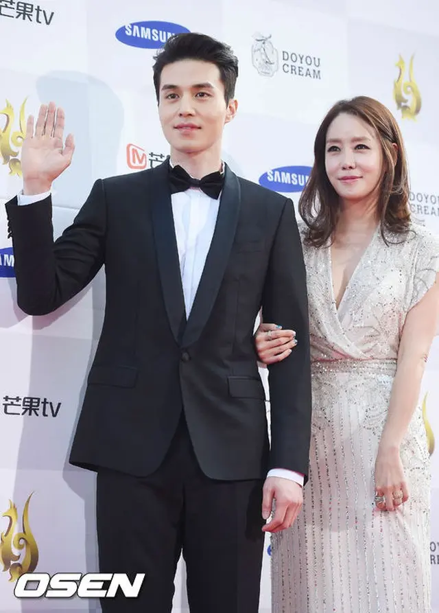 司会を務める俳優イ・ドンウク、女優キム・ジョンウン