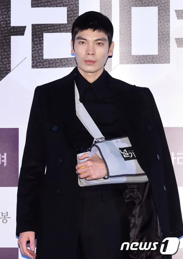 肩を負傷したものの、試写会に出席した俳優キム・ソンオ
