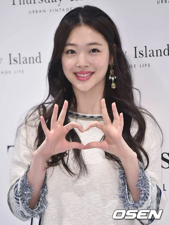 サイン会に臨んだ女優ソルリ