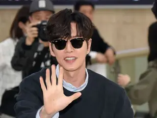 空港で出迎えるファンにサービス満点の俳優パク・ヘジン