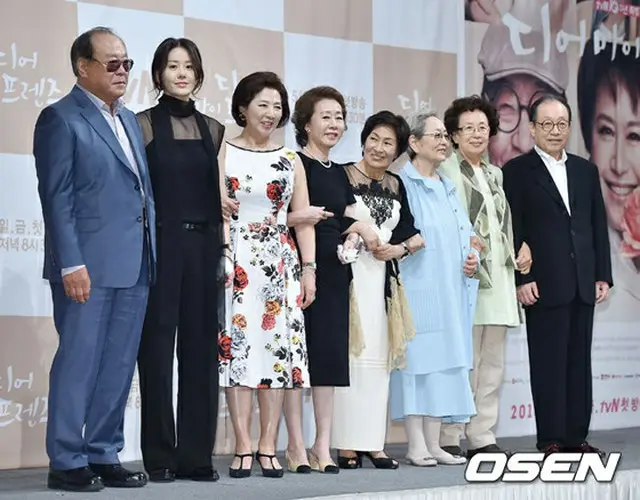 左からチュ・ヒョン、コ・ヒョンジョン、コ・ドゥシム、ユン・ヨジョン、キム・ヘジャ、キム・ヨンオク、ナ・ムニ、シン・グ