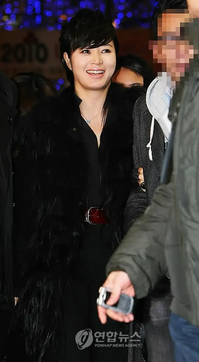 ファンの待つ会場に向かうキム・ヘス