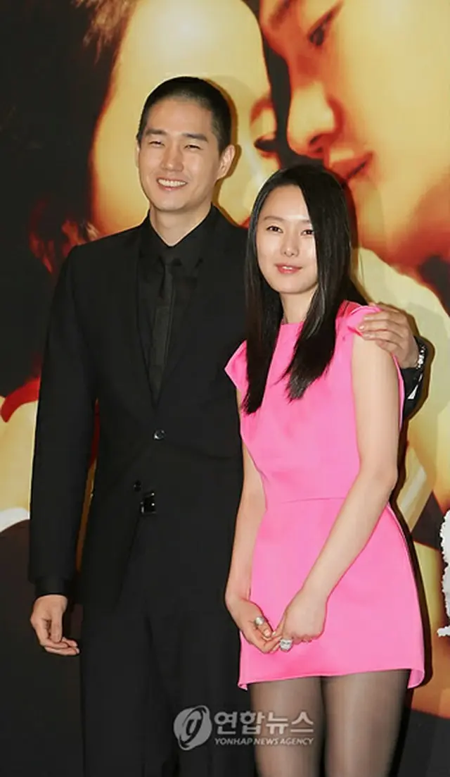 主演のユ・ジテ（左）とユン・ジンソ