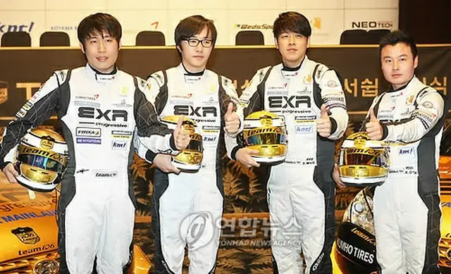 チーム監督を務める俳優のリュ・シウォン（右から2人目）とドライバーら