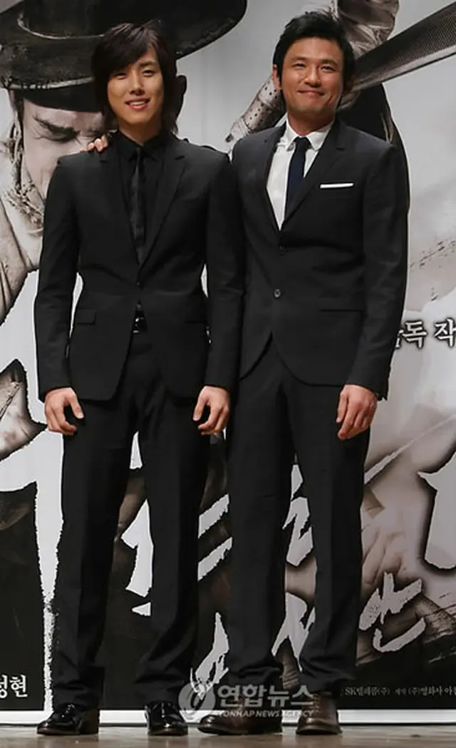 俳優ファン・ジョンミン（右）とペク・ソンヒョン