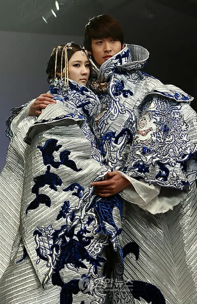 華やかな衣装で登場したイ・スギョン（左）とチョン・ギョウン