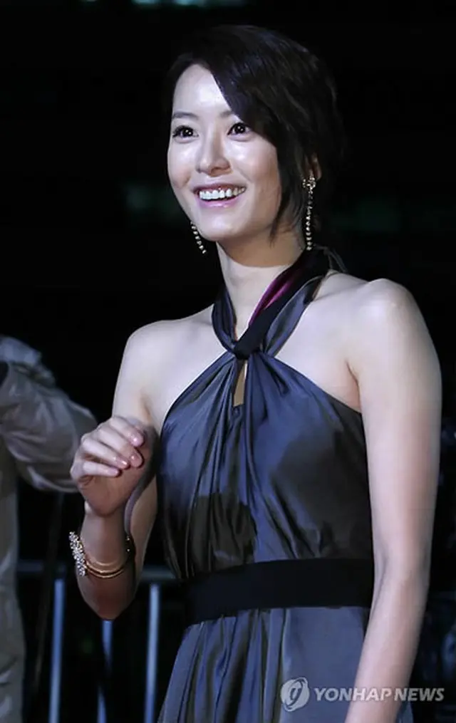 レッドカーペットを歩く女優のチョン・ユミ