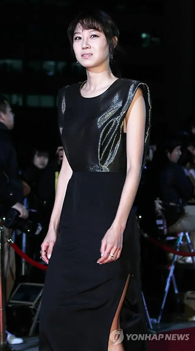 レッドカーペットを歩く女優のコン・ヒョジン