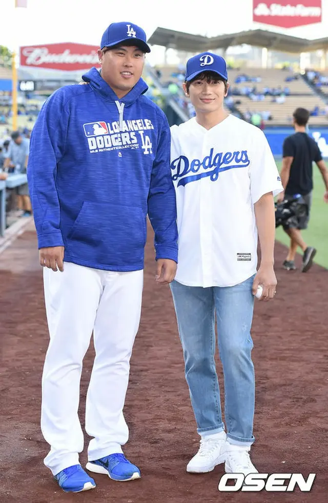 左からリュ・ヒョンジン（柳賢振/ドジャース）、俳優チソン