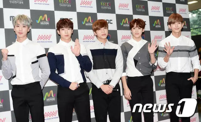「U-KISS」