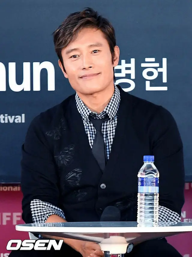 オープントークに登場した俳優イ・ビョンホン