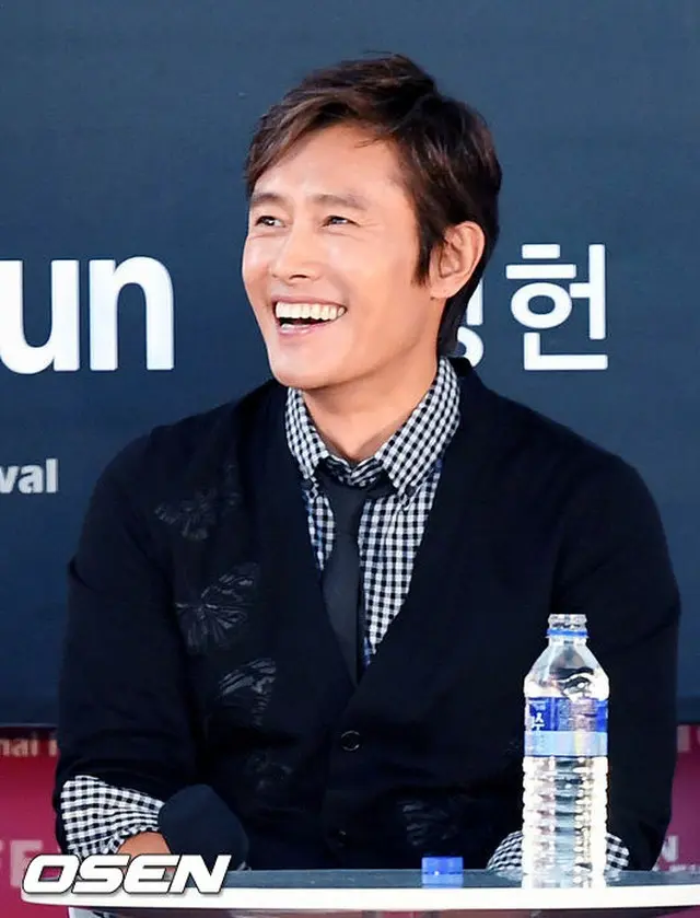 オープントークに登場した俳優イ・ビョンホン