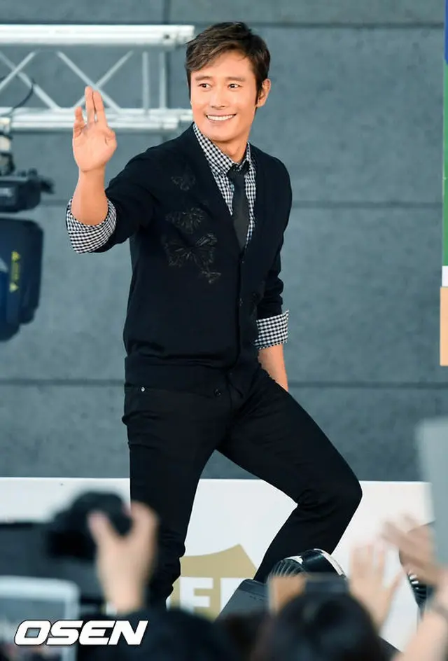 オープントークに登場した俳優イ・ビョンホン