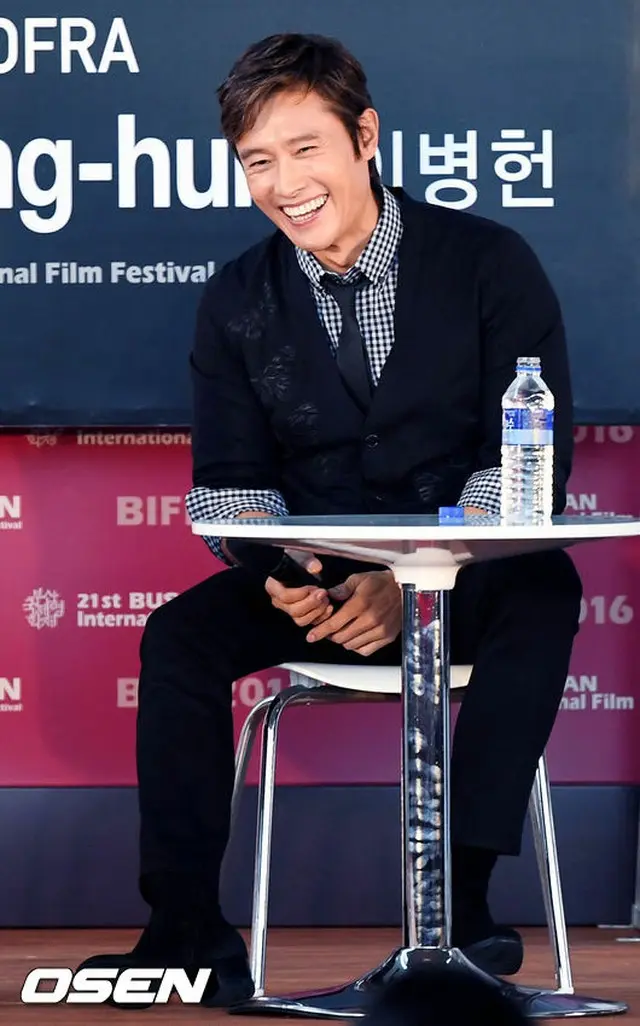 オープントークに登場した俳優イ・ビョンホン