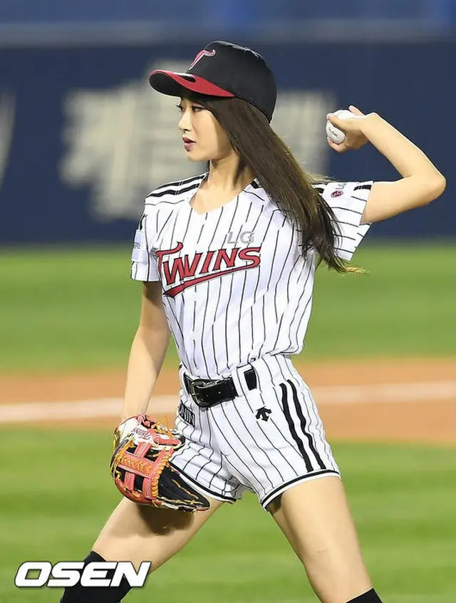 LGvsネクセン戦で始球式をおこなったキョンリ(ナインミュージス)