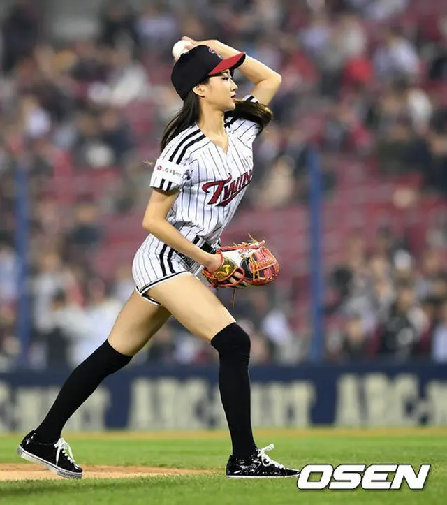 LGvsネクセン戦で始球式をおこなったキョンリ(ナインミュージス)