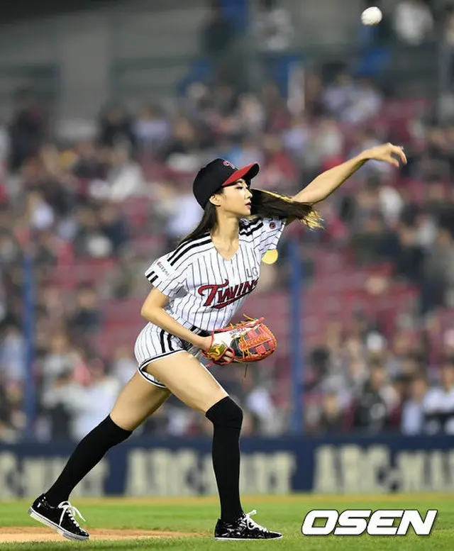 LGvsネクセン戦で始球式をおこなったキョンリ(ナインミュージス)