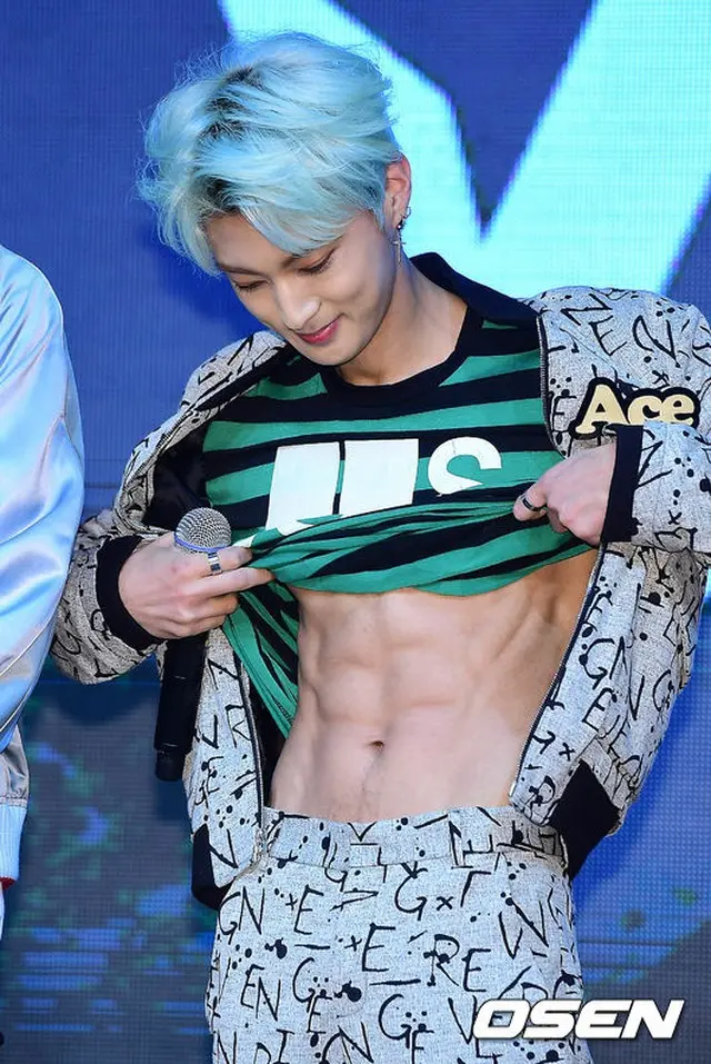 「VAV」エースの腹筋